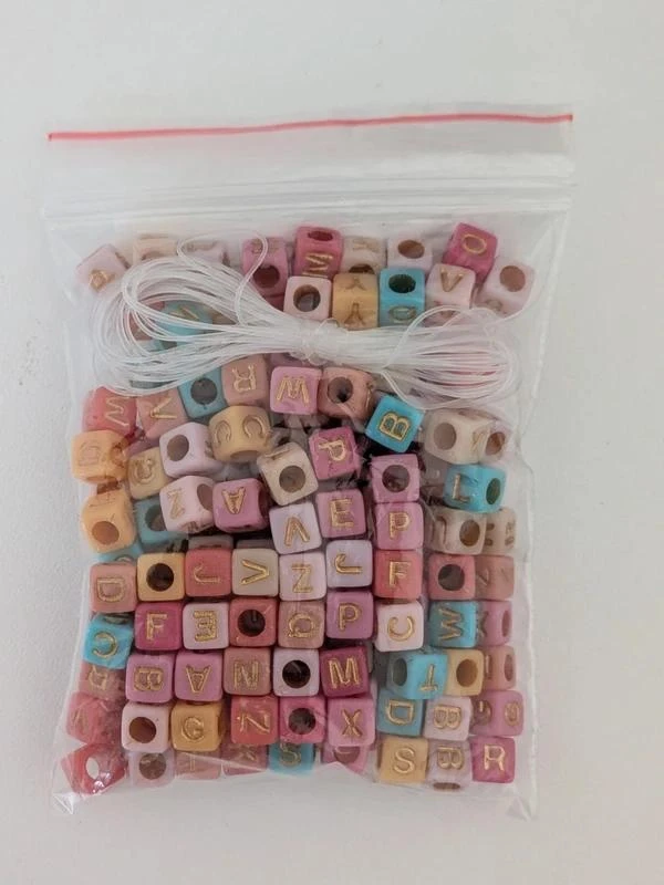 Sachet de 190 perles alfabeto cuadrado con hilo – photo 2